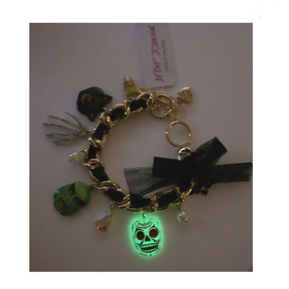 NWT Betsey Johnson 💋RICH WITCH Glow In The Dark Gold Tone Ribbon Chain Bracelet - Picture 4 of 7
